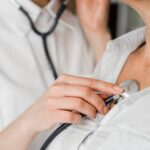 doctor-revisando-paciente-viejo_23-2148504512